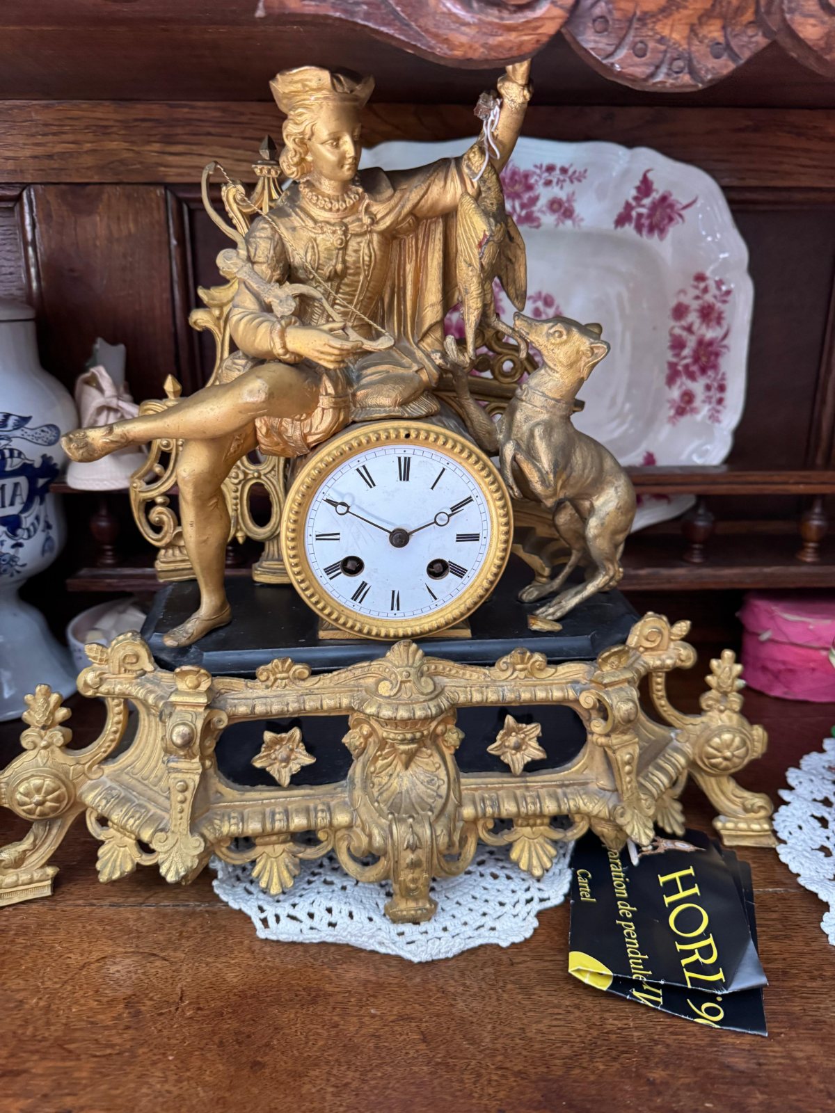 Pendule de cheminée en bronze doré, sujet sculpté et cadran émaillé