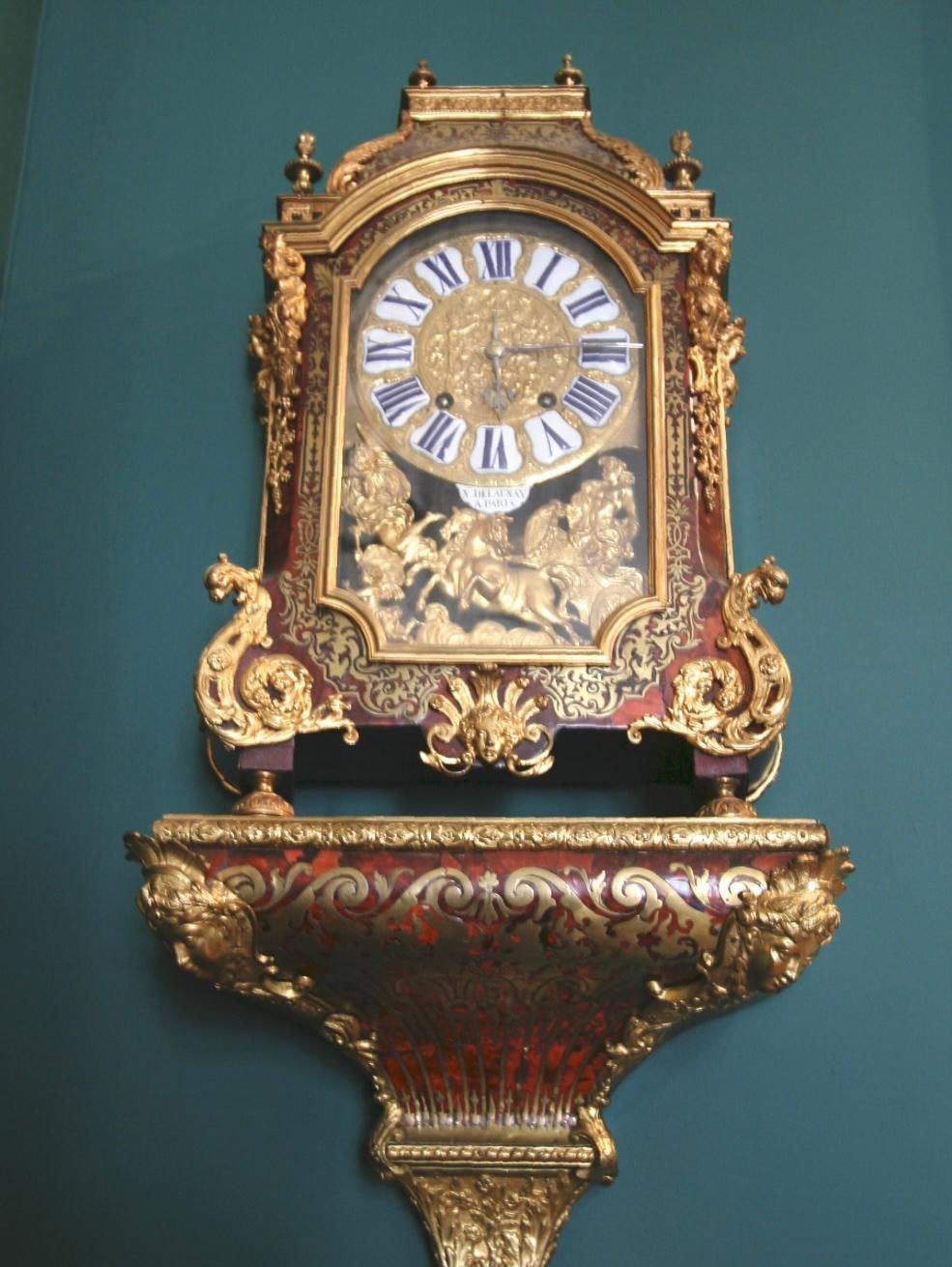 Cartel ancien en marqueterie Boulle et bronze doré, cadran à cartouches d’émail, posé sur sa console
