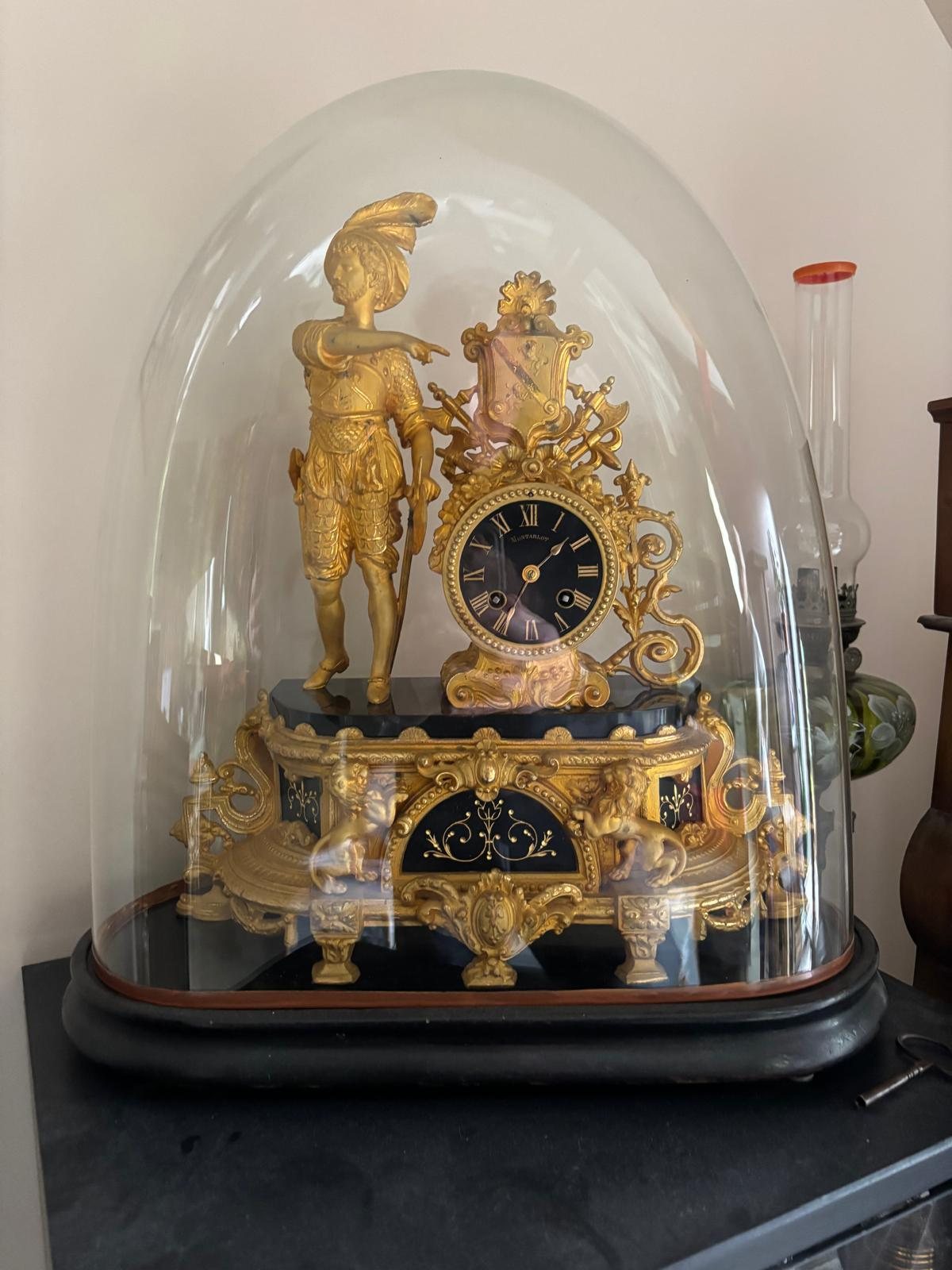 Pendule portique à colonnes torses sous son globe de verre, avec sa clé de remontage