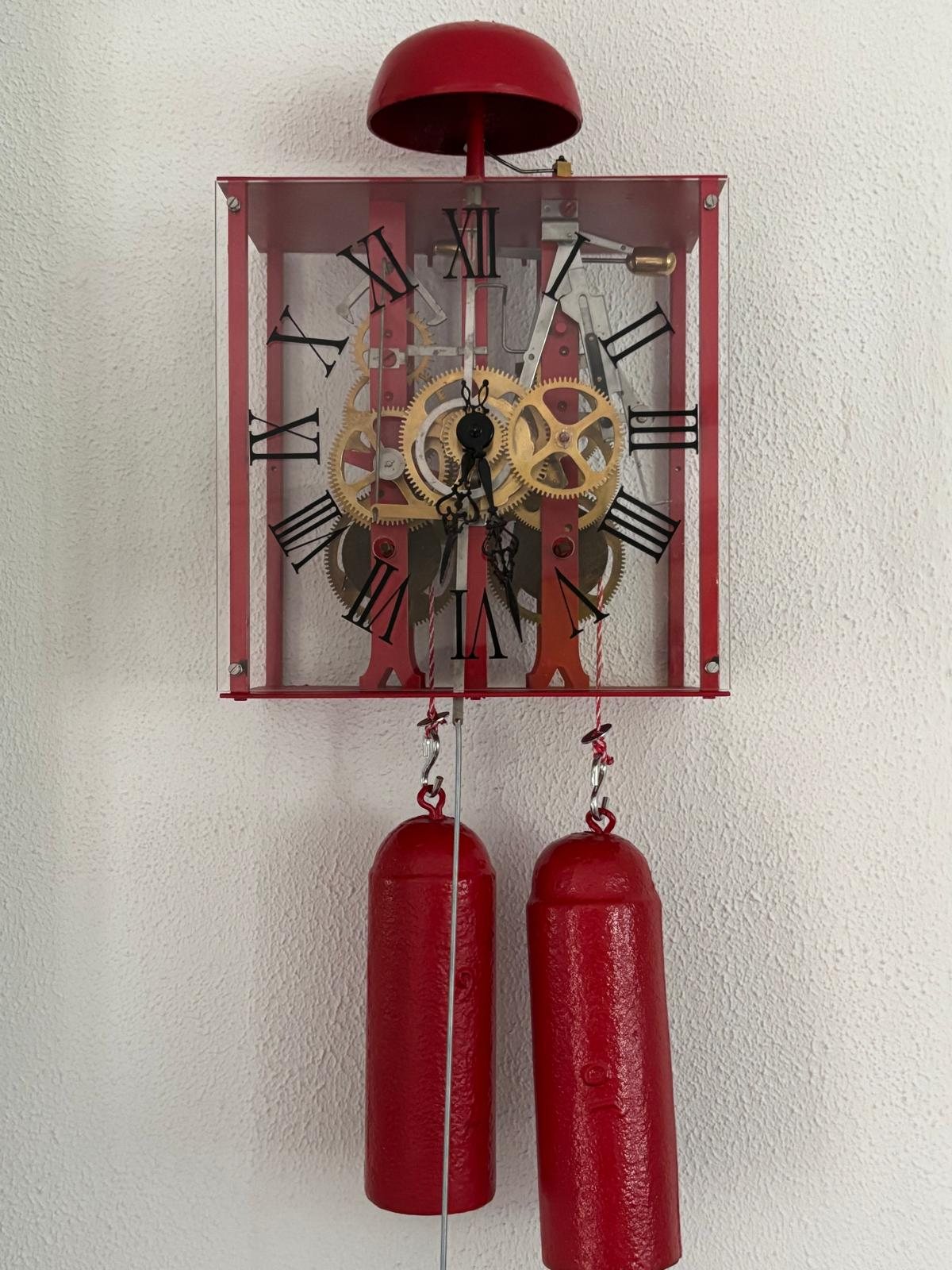 Horloge squelette laquée rouge à poids et cloche, rouages entièrement visibles